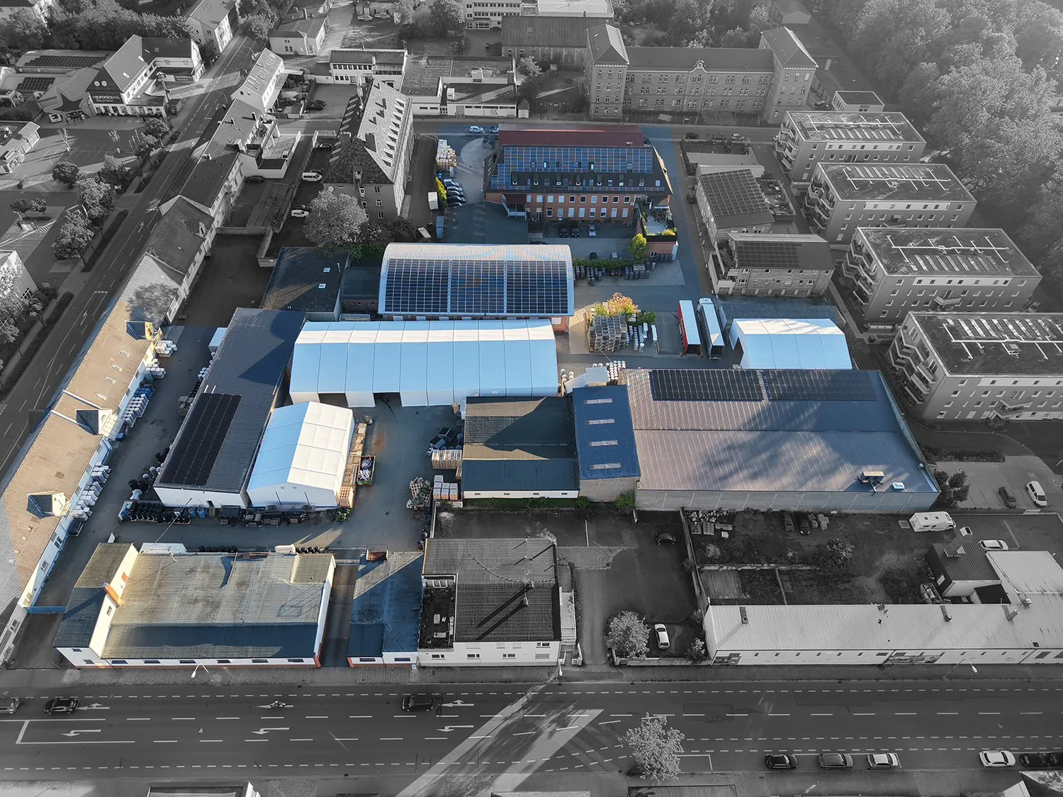 Vue aérienne de l'usine Juratherm à Bayreuth avec ses halls et ses toitures solaires